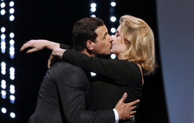 72-летняя Катрин Денев целовалась с молодым актером в Каннах