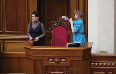 В Раде натирают кресло президента - Порошенко ожидают к четырем