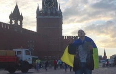 Под стенами Кремля на спор спели гимн Украины