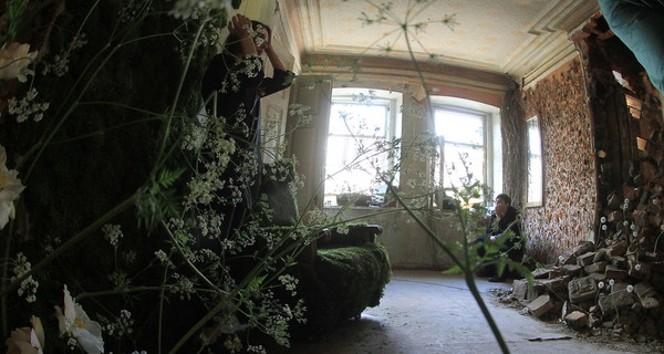 В Днепропетровске расцвел заброшенный дом