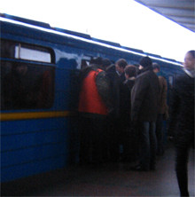 На красной ветке метро трамбуют пассажиров 