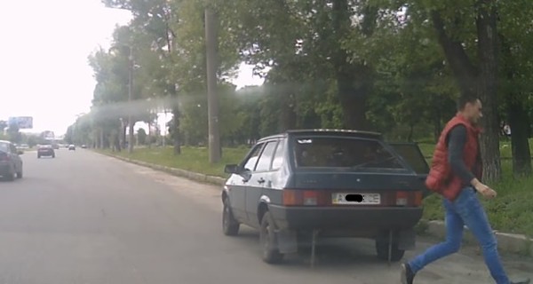 В Харькове из автомобиля на ходу выпал ребенок