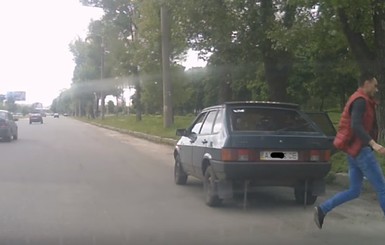 В Харькове из автомобиля на ходу выпал ребенок