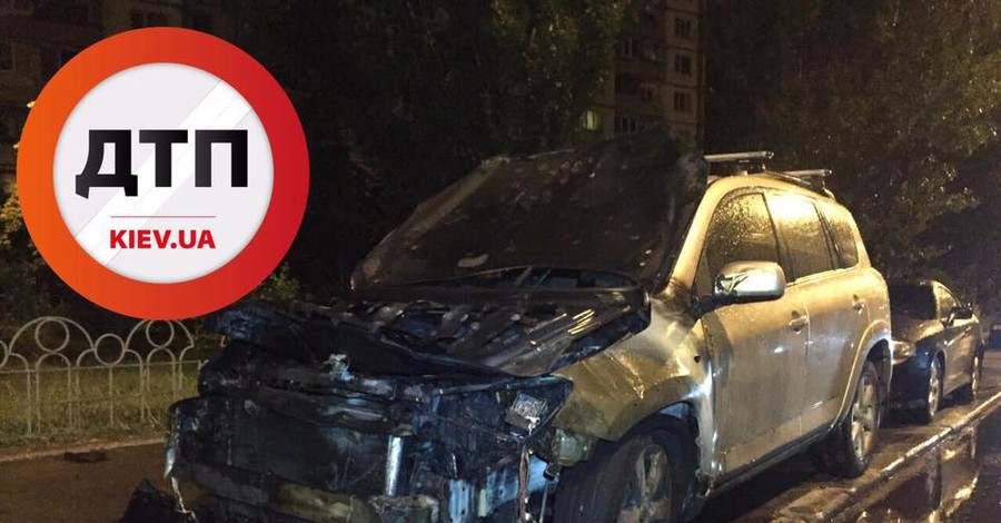 В Киеве на Оболони сгорело авто