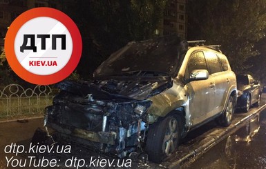 В Киеве на Оболони сгорело авто