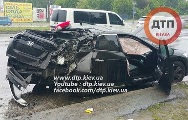 Машина Антона Геращенко разбилась возле Южного моста в Киеве