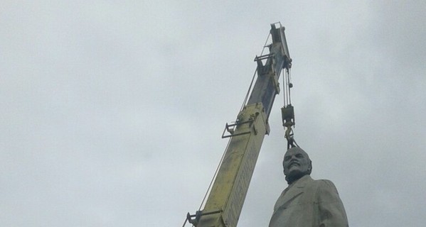 В Одессе сносят десятиметрового Ленина