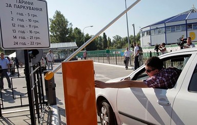 За 10 парковок чиновник мог бы получать 100 тыс. гривен в месяц, но…