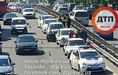 В Киеве друг в друга врезались 12 машин