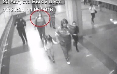 В Харькове суд арестовал мать, которая толкнула дочерей под поезд 
