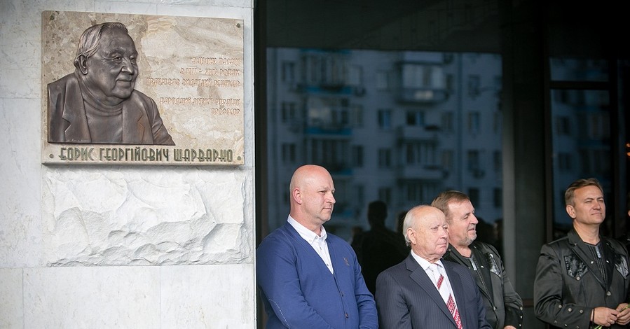 Бориса Шарварко увековечили на фасаде дворца 