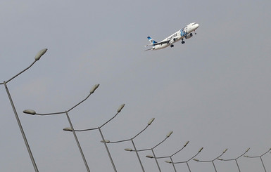 СМИ: пропавший с радаров самолет EgyptAir упал в Средиземное море