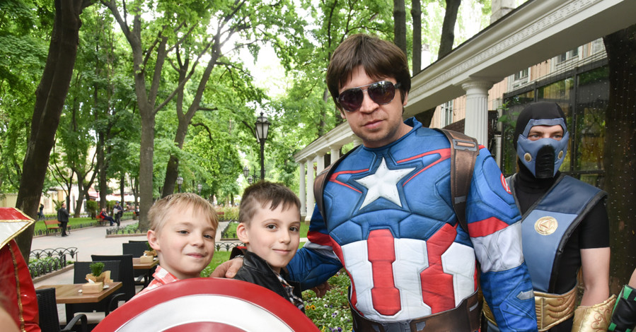 В центре Одессы разгуливали Супермен и капитан Америка