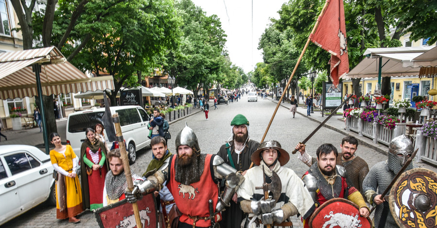 По центру Одессы прошлись средневековые рыцари