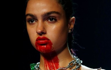 Кляпы и кровь: самые странные образы Недели моды в Австралии