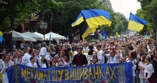 Одесситы надели вышиванки и прошлись маршем по центру города
