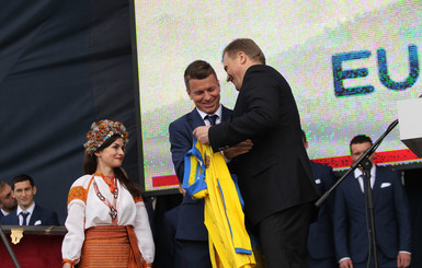 Футболки, в которых Украина будет играть на Евро, выполоскали в горной речке