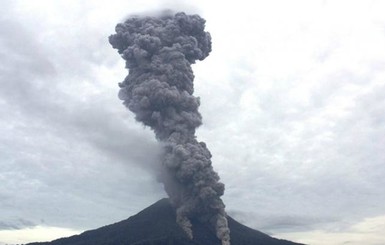 Жертвами внезапно проснувшегося вулкана на острове Суматра стали семеро