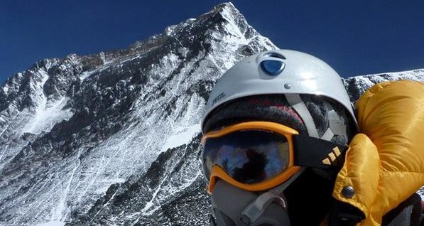 Первые жертвы Эвереста: два альпиниста погибли и еще 30 ждут помощи