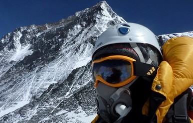 Первые жертвы Эвереста: два альпиниста погибли и еще 30 ждут помощи
