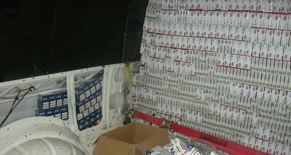 На Закарпатье перехватили контрабанду сигарет в автомобиле украинского посольства 