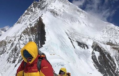 Жертвой Эвереста стал третий альпинист,  двое пропали