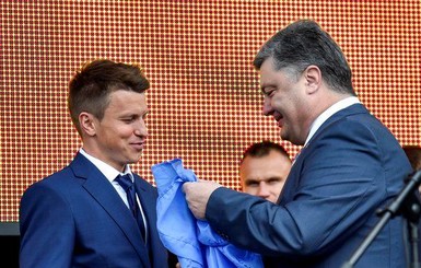 Порошенко подарил украинской сборной по футболу флаг-талисман