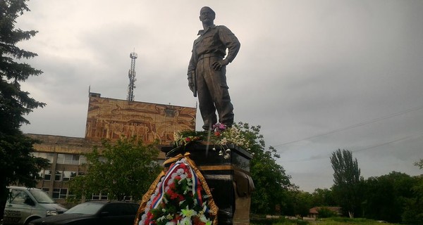 В Алчевске установили памятник Мозговому