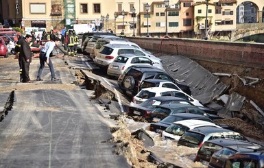 В центре Флоренции 20 автомобилей провалились под набережную 