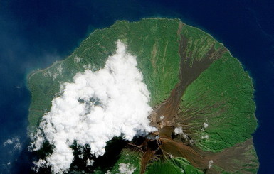 Извержение вулкана, вид из космоса