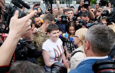 Первые фото Надежды Савченко в аэропорту Борисполь