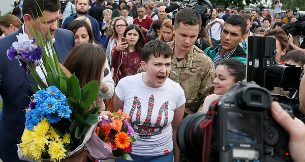 Савченко в Борисполе упала на асфальт: 