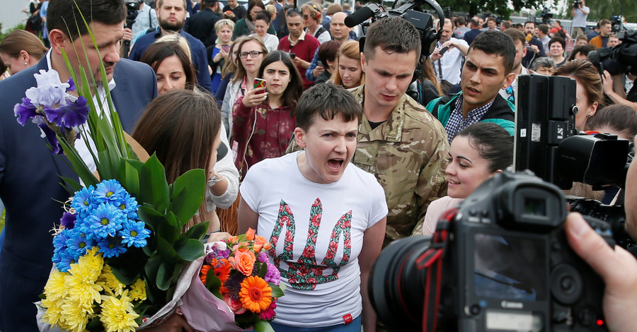 Савченко в Борисполе упала на асфальт: 