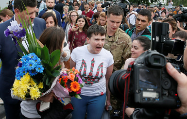 Савченко в Борисполе упала на асфальт: 