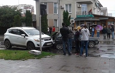 В Каменце-Подольском полицейские попали в аварию с участием пяти машин