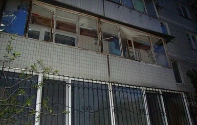 В Киеве домушник попался полицейским, вылезая из окна