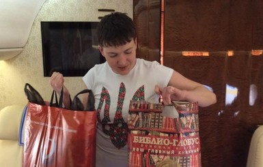 Савченко подарила маме бумажные тарелочки, сделанные своими руками