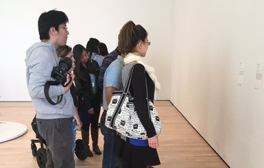 В музее США приняли за арт-объект оставленные на полу очки