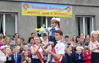 Как в украинских школах прошел последний звонок