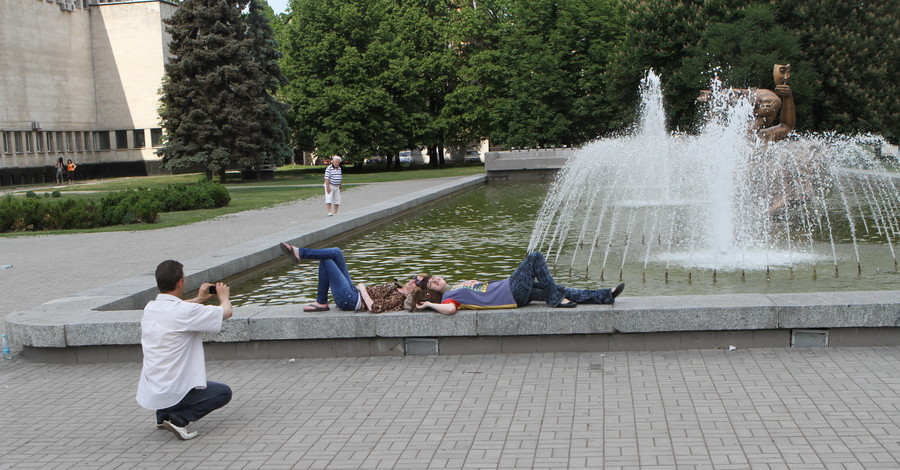 Днепропетровским выпускникам официально разрешили купаться в фонтанах