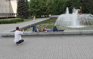 Днепропетровским выпускникам официально разрешили купаться в фонтанах