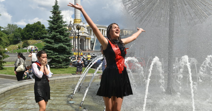 Последний звонок в Киеве: выпускники бесились в фонтанах