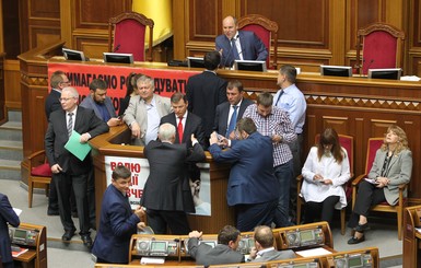 Депутаты и дальше будут блокировать трибуну и заседания Верховной Рады