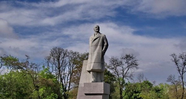 В Одессе со второй попытки снесли самого большого Ленина