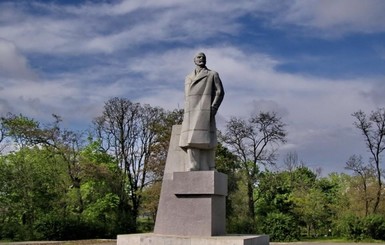 В Одессе со второй попытки снесли самого большого Ленина