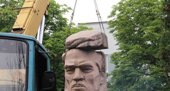 В Херсоне при демонтаже памятника Цюрупе порвался тросс