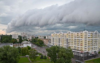 В небе над Черниговом зависла гигантская волна из облаков