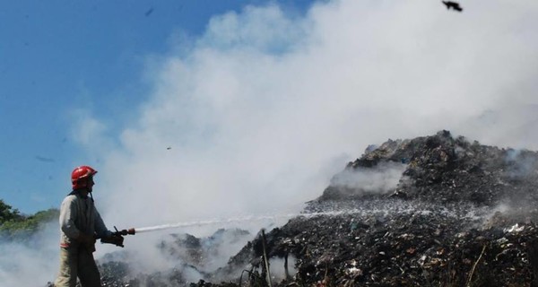 Возле Львова на Грибовичской свалке трех пожарных завалило мусором