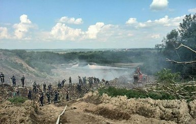 Видео спасательной операции под Львовом: тонны горящего мусора похоронили пожарных
