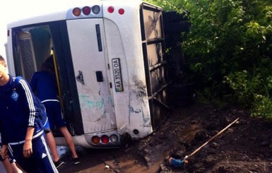 По дороге в Днепропетровск перевернулся автобус с футболистами 